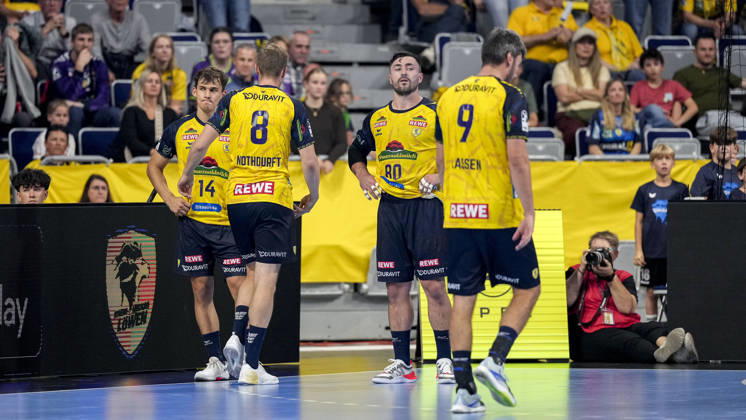 v.li.: Gino Steenaerts (RNL, 14), Tim Nothdurft (RNL, 8), Jannik Kohlbacher (RNL, 80), Jacob Arenth Lassen (RNL, 9), Spieler der Rhein-Neckar-Löwen, enttäuscht schauend, Enttäuschung, Frustration, disappointed, pessimistisch, Aktion, Action, Spielszene, 08.10.2026, Mannheim (Deutschland), Handball, Bundesliga, Rhein-Neckar Löwen - ThSV Eisenach