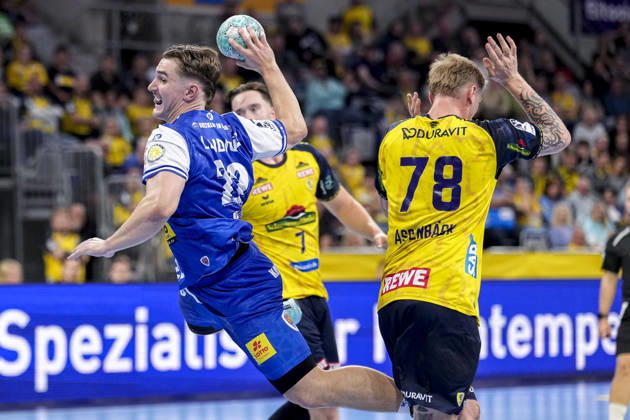 v.li.: Felix Aellen (ThSV, 22), Robert Timmermeister (RNL, 7), Edwin Aspenbäck (RNL, 78), Zweikampf, Spielszene, Duell, duel, tackle, tackling, Dynamik, Action, Aktion, 08.10.2026, Mannheim (Deutschland), Handball, Bundesliga, Rhein-Neckar Löwen - ThSV Eisenach