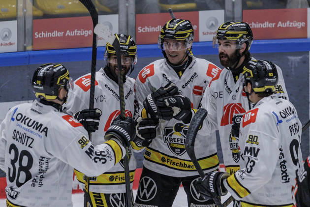 PEnny DEL: Löwen Frankfurt - Krefeld Pinguine, 08.10.2026 Tim Schütz (Krefeld Pinguine 38) und Adam Payerl (Krefeld Pinguine 90) und Stuart Percy (Krefeld Pinguine 93) feiern das Tor de nTreffer zum 1:3, Löwen Frankfurt - Krefeld Pinguine, Frankfurt, NIX Eissporthalle, 8.10.2026 Copyright: xBEAUTIFULxSPORTS Gawlikx