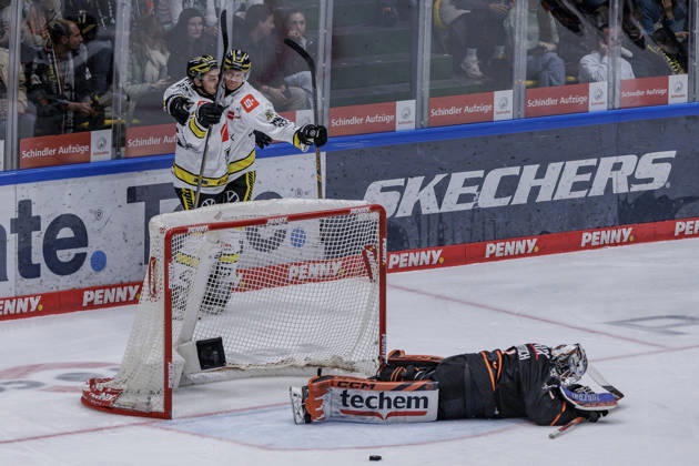 PEnny DEL: Löwen Frankfurt - Krefeld Pinguine, 08.10.2026 Mathew Santos (Krefeld Pinguine 95) und Philip Gogulla (Krefeld Pinguine 87) feiern das Tor zum 1:4 und Nico Pertuch (Löwen Frankfurt 1) liegt geschlage nam Boden, Löwen Frankfurt - Krefeld Pinguine, Frankfurt, NIX Eissporthalle, 8.10.2026 Copyright: xBEAUTIFULxSPORTS Gawlikx