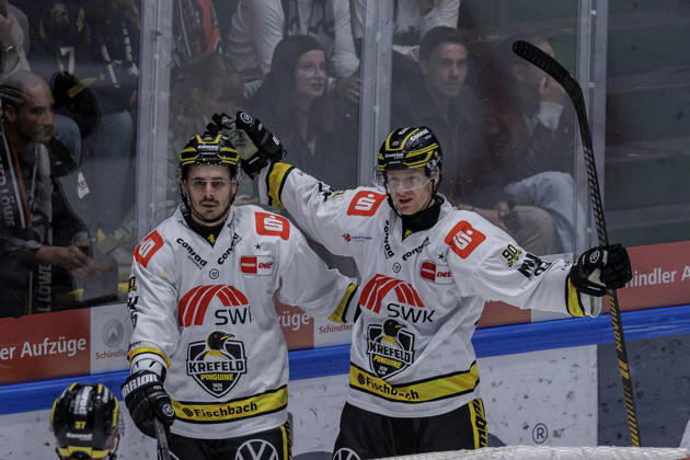 PEnny DEL: Löwen Frankfurt - Krefeld Pinguine, 08.10.2026 Philip Gogulla (Krefeld Pinguine 87) und Mathew Santos (Krefeld Pinguine 95) feiern das Tor zum 1:4 Löwen Frankfurt - Krefeld Pinguine, Frankfurt, NIX Eissporthalle, 8.10.2026 Copyright: xBEAUTIFULxSPORTS Gawlikx