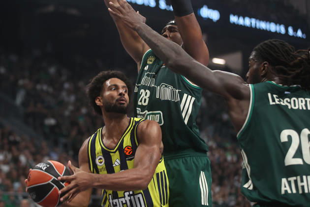 Panatinaikos AKTOR v Fenerbahce Tarfin - EuroLeague ATHENS, GREECE - OCTOBER 8: Braxton Key (L) of Fenerbahce Tarfin in action against Guerchon Yabusele (28) of Panathinaikos AKTOR during the EuroLeague Week 4 match between Panathinaikos AKTOR and Fenerbahce Tarfin at OAKA Sports Hall in Athens, Greece, on October 8, 2026. Ayhan Mehmet Anadolu Athens Greece. Editorial use only. Please get in touch for any other usage.  Copyright: x2026xAnadoluxAyhanxMehmetx