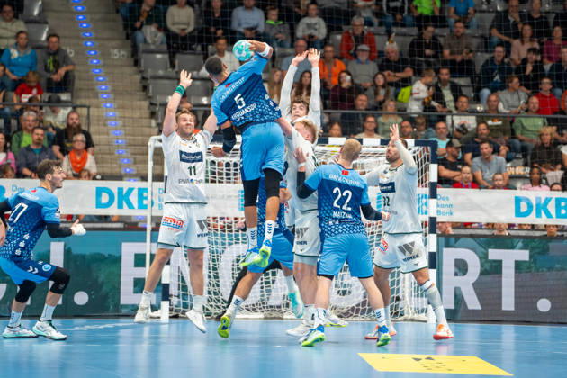 Handball I Herren I Saison 2026-2027 I Bundesliga I 8. Spieltag I TVB Stuttgart - HSG Wetzlar I 08.10.2026 Philipp Ahouansou (5, TVB Stuttgart) im Wurf über den Block von Petter Overby Överby (11, HSG Wetzlar), Marti Soler Biescas (23, HSG Wetzlar), Nikolaj Laeso Läso Läsö Laesö (32, HSG Wetzlar) Stuttgart Porsche Arena Baden-Württemberg Deutschland Copyright: xLobeca MaxxPetershansx