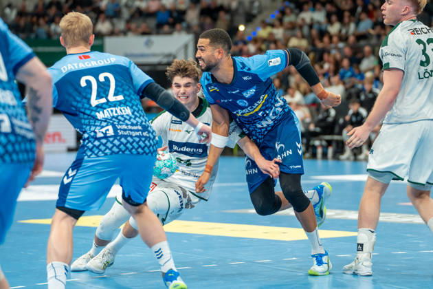 Handball I Herren I Saison 2026-2027 I Bundesliga I 8. Spieltag I TVB Stuttgart - HSG Wetzlar I 08.10.2026 Paul Kompenhans (34, HSG Wetzlar) mit Ball gegen Philipp Ahouansou (5, TVB Stuttgart) Stuttgart Porsche Arena Baden-Württemberg Deutschland Copyright: xLobeca MaxxPetershansx