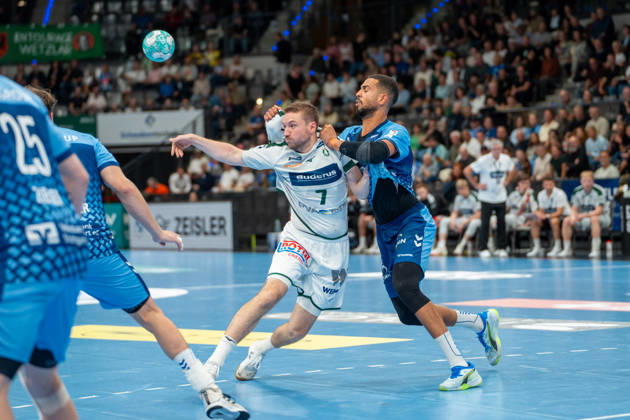 Handball I Herren I Saison 2026-2027 I Bundesliga I 8. Spieltag I TVB Stuttgart - HSG Wetzlar I 08.10.2026 Dominik Mappes (7, HSG Wetzlar) verteidigt von Philipp Ahouansou (5, TVB Stuttgart) Stuttgart Porsche Arena Baden-Württemberg Deutschland Copyright: xLobeca MaxxPetershansx