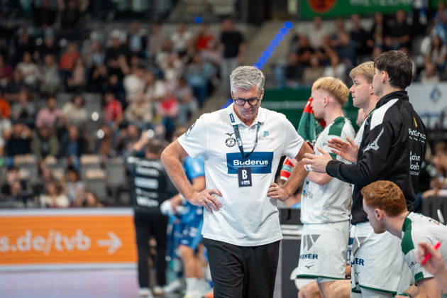 Handball I Herren I Saison 2026-2027 I Bundesliga I 8. Spieltag I TVB Stuttgart - HSG Wetzlar I 08.10.2026 Runar Sigtryggsson (Trainer, HSG Wetzlar) enttäuscht betrübt traurig unzufrieden Stuttgart Porsche Arena Baden-Württemberg Deutschland Copyright: xLobeca MaxxPetershansx
