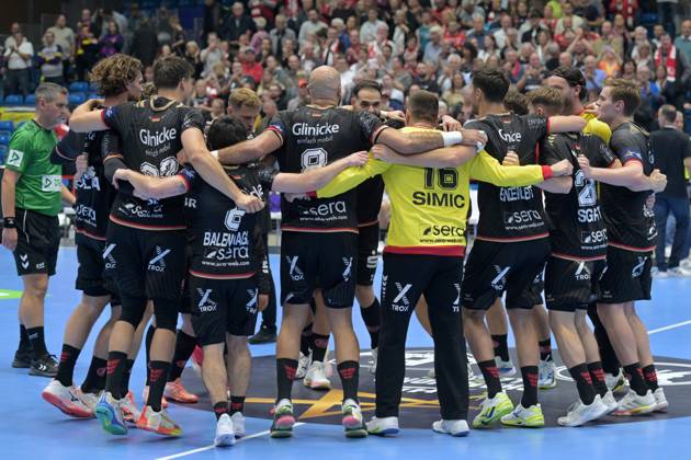 Jubel, Freude nach dem Sieg; Nebojsa Simic (Torwart MT Melsungen 16, Johannes Golla (MT Melsungen 14) (L), Reynir Thor Stefansson (MT Melsungen 19) (R) , GER, MT Melsungen - HBC Nantes (FRA), Handball, Champions League Maenner, Group Matches, Saison 2026 2027, 08.10.2026, GER, MT Melsungen - HBC Nantes Handball, CL Maenner, Group Match, Saison 2026 2027, 08.10.2026 Kassel Copyright: xEibner-Pressefotox xRolandxSippelx EP_RSL