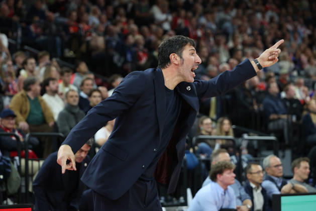 Alex Mumbru (Virtus Bologna, Chef-Trainer) gestikuliert, Gesten, Emotionen, Mimik, GER, FC Bayern Basketball vs. Virtus Bologna, Basketball, Euroleague, 4. Spieltag, Saison 2026 2027, 08.10.2026, GER, FC Bayern Basketball vs. Virtus Bologna, Basketball, Euroleague, 4. Spieltag, Saison 2026 2027, 08.10.2026 Muenchen Copyright: xEibner-Pressefoto JennixMaulx EP_JML