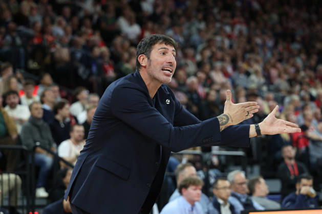Alex Mumbru (Virtus Bologna, Chef-Trainer) gestikuliert, Gesten, Emotionen, Mimik, GER, FC Bayern Basketball vs. Virtus Bologna, Basketball, Euroleague, 4. Spieltag, Saison 2026 2027, 08.10.2026, GER, FC Bayern Basketball vs. Virtus Bologna, Basketball, Euroleague, 4. Spieltag, Saison 2026 2027, 08.10.2026 Muenchen Copyright: xEibner-Pressefoto JennixMaulx EP_JML
