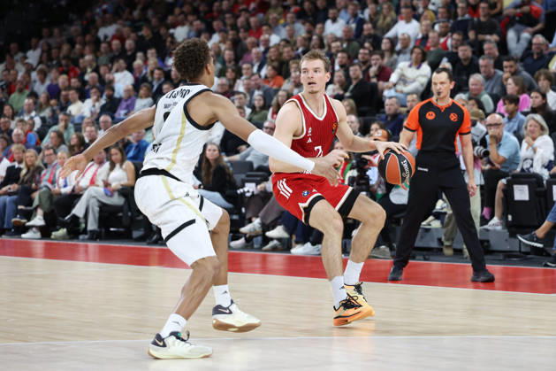 Justuz Hollatz (FC Bayern Basketball, 21) mit Ball mit Kessler Edwards (Virtus Bologna, 09), GER, FC Bayern Basketball vs. Virtus Bologna, Basketball, Euroleague, 4. Spieltag, Saison 2026 2027, 08.10.2026, GER, FC Bayern Basketball vs. Virtus Bologna, Basketball, Euroleague, 4. Spieltag, Saison 2026 2027, 08.10.2026 Muenchen Copyright: xEibner-Pressefoto JennixMaulx EP_JML