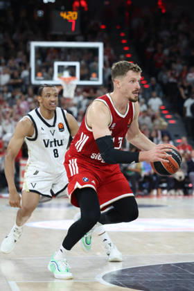 Andreas Obst (FC Bayern Basketball, 13) mit Wendell Moore (Virtus Bologna, 08), GER, FC Bayern Basketball vs. Virtus Bologna, Basketball, Euroleague, 4. Spieltag, Saison 2026 2027, 08.10.2026, GER, FC Bayern Basketball vs. Virtus Bologna, Basketball, Euroleague, 4. Spieltag, Saison 2026 2027, 08.10.2026 Muenchen Copyright: xEibner-Pressefoto JennixMaulx EP_JML