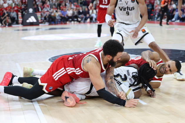Duane Washington Jr. (FC Bayern Basketball, 04) mit Marcus Carr (Virtus Bologna, 02) und Johannes Thiemann (FC Bayern Basketball, 32) am Boden, GER, FC Bayern Basketball vs. Virtus Bologna, Basketball, Euroleague, 4. Spieltag, Saison 2026 2027, 08.10.2026, GER, FC Bayern Basketball vs. Virtus Bologna, Basketball, Euroleague, 4. Spieltag, Saison 2026 2027, 08.10.2026 Muenchen Copyright: xEibner-Pressefoto JennixMaulx EP_JML