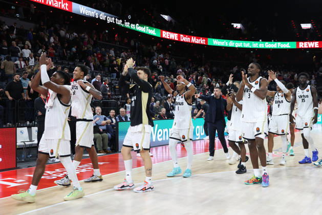Das Team von Virtus Bologna bejubelt den Sieg, Jubel, Emotionen, GER, FC Bayern Basketball vs. Virtus Bologna, Basketball, Euroleague, 4. Spieltag, Saison 2026 2027, 08.10.2026, GER, FC Bayern Basketball vs. Virtus Bologna, Basketball, Euroleague, 4. Spieltag, Saison 2026 2027, 08.10.2026 Muenchen Copyright: xEibner-Pressefoto JennixMaulx EP_JML