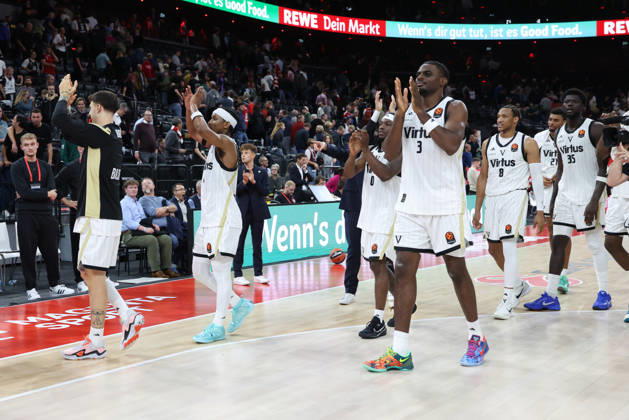 Das Team von Virtus Bologna bejubelt den Sieg, Jubel, Emotionen, GER, FC Bayern Basketball vs. Virtus Bologna, Basketball, Euroleague, 4. Spieltag, Saison 2026 2027, 08.10.2026, GER, FC Bayern Basketball vs. Virtus Bologna, Basketball, Euroleague, 4. Spieltag, Saison 2026 2027, 08.10.2026 Muenchen Copyright: xEibner-Pressefoto JennixMaulx EP_JML