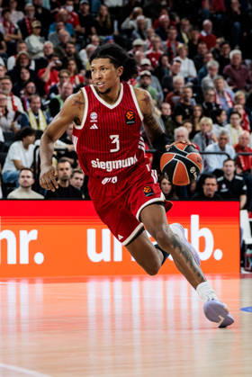 MUNICH, GERMANY - OCTOBER 08: Marjon Beauchamp (FC Bayern Muenchen, 3) controls the ball during the Turkish Airlines EuroLeague match between FC Bayern Muenchen vs. Virtus Bologna at SAP Garden on round 4 of Turkish Airlines EuroLeague on October 08, 2026 in Munich, Germany. Bavaria Germany Copyright: xSteffiexWunderlx