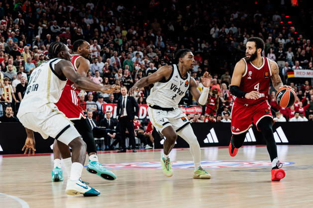 MUNICH, GERMANY - OCTOBER 08: Duane Washington (FC Bayern Muenchen, 4) controls the ball against Marcus Carr (Virtus Bologna, 2) during the Turkish Airlines EuroLeague match between FC Bayern Muenchen vs. Virtus Bologna at SAP Garden on round 4 of Turkish Airlines EuroLeague on October 08, 2026 in Munich, Germany. Bavaria Germany Copyright: xSteffiexWunderlx