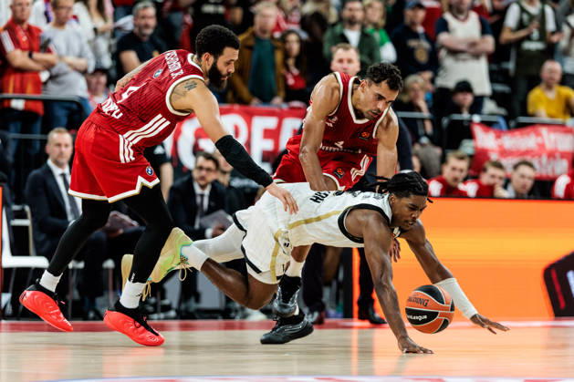 MUNICH, GERMANY - OCTOBER 08: Marcus Carr (Virtus Bologna, 2) jumping after the ball with Duane Washington (FC Bayern Muenchen, 4) and Oscar Da Silva (FC Bayern Muenchen, 1) defending during the Turkish Airlines EuroLeague match between FC Bayern Muenchen vs. Virtus Bologna at SAP Garden on round 4 of Turkish Airlines EuroLeague on October 08, 2026 in Munich, Germany. Bavaria Germany Copyright: xSteffiexWunderlx
