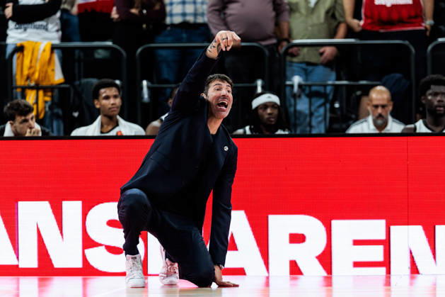 MUNICH, GERMANY - OCTOBER 08: Alex Mumbru (Head Coach Virtus Bologna) on his knees, gesturing, during the Turkish Airlines EuroLeague match between FC Bayern Muenchen vs. Virtus Bologna at SAP Garden on round 4 of Turkish Airlines EuroLeague on October 08, 2026 in Munich, Germany. Bavaria Germany Copyright: xSteffiexWunderlx