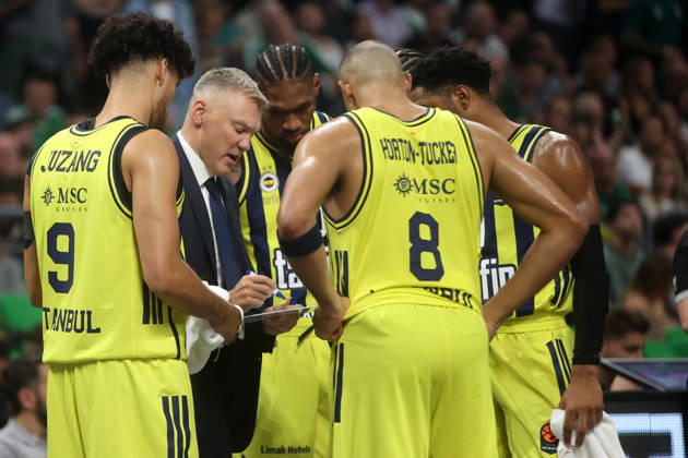 Panatinaikos AKTOR v Fenerbahce Tarfin - EuroLeague ATHENS, GREECE - OCTOBER 8: Head Coach of Fenerbahce Tarfin Sarunas Jasikevicius gives tactics during the EuroLeague Week 4 match between Panathinaikos AKTOR and Fenerbahce Tarfin at OAKA Sports Hall in Athens, Greece, on October 8, 2026. Ayhan Mehmet Anadolu Athens Greece. Editorial use only. Please get in touch for any other usage.  Copyright: x2026xAnadoluxAyhanxMehmetx