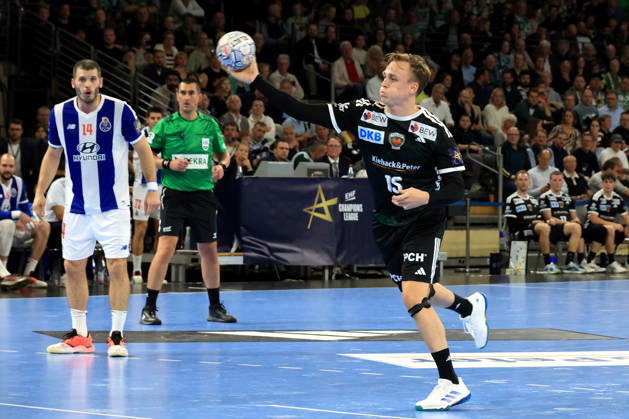 08.10.2026, GER Deutschland, Handball, EHF Champions League, 08.10.2026, Saison 2026 2027, Berlin, Fuechse Berlin vs FC Porto Freiwurf von Tobias Grondahl ( Fuechse Berlin 15 ) nordphoto GmbH Engler Berlin Max-Schmeling-Halle Berlin Deutschland Copyright: xNordphotox xEnglerx