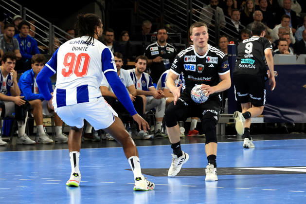 08.10.2026, GER Deutschland, Handball, EHF Champions League, 08.10.2026, Saison 2026 2027, Berlin, Fuechse Berlin vs FC Porto Nils Lichtlein ( Fuechse Berlin 17 ), GILBERTO DUARTE ( FC Porto 90 ) nordphoto GmbH Engler Berlin Max-Schmeling-Halle Berlin Deutschland Copyright: xNordphotox xEnglerx