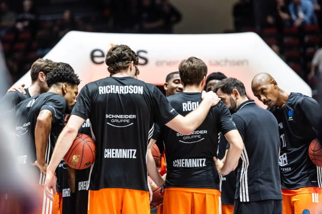 07.10.2026, GER, BKT Eurocup, Basketball, Chemnitz, Niners Chemnitz - Neptunas Klaipeda Schulterschluss der Niners Chemnitz vor dem Spiel Chemnitz Messe Chemnitz Sachsen Deutschland