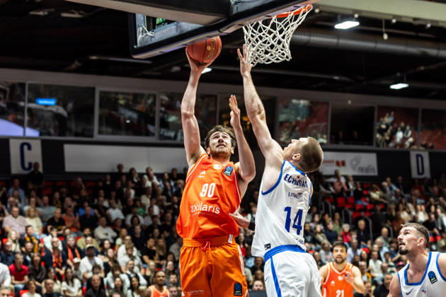 07.10.2026, GER, BKT Eurocup, Basketball, Chemnitz, Niners Chemnitz - Neptunas Klaipeda Jannis von Seckendorff (Niners Chemnitz, 90), Martynas Echodas (Neptunas Klaipeda, 14) Chemnitz Messe Chemnitz Sachsen Deutschland