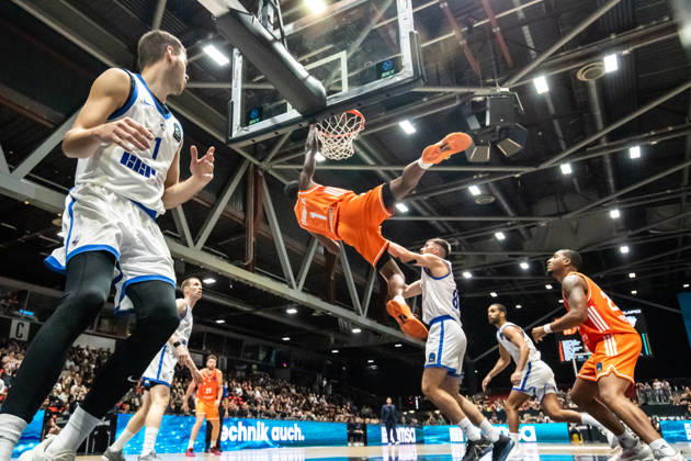 07.10.2026, GER, BKT Eurocup, Basketball, Chemnitz, Niners Chemnitz - Neptunas Klaipeda Phlandrous Fleming Jr. (Niners Chemnitz, 1) mit einen Dunkversuch Chemnitz Messe Chemnitz Sachsen Deutschland