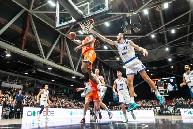 07.10.2026, GER, BKT Eurocup, Basketball, Chemnitz, Niners Chemnitz - Neptunas Klaipeda Cobe Williams (Niners Chemnitz, 24), Einaras Tubutis (Neptunas Klaipeda, 37) Chemnitz Messe Chemnitz Sachsen Deutschland