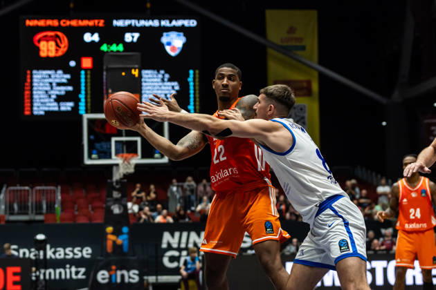 07.10.2026, GER, BKT Eurocup, Basketball, Chemnitz, Niners Chemnitz - Neptunas Klaipeda Nighael Ceaser (Niners Chemnitz, 22), Mindaugas Girdziunas (Neptunas Klaipeda, 8) Chemnitz Messe Chemnitz Sachsen Deutschland