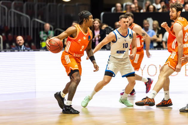 07.10.2026, GER, BKT Eurocup, Basketball, Chemnitz, Niners Chemnitz - Neptunas Klaipeda Stefan Smith (Niners Chemnitz, 2), Elvar Fridriksson (Neptunas Klaipeda, 10) Chemnitz Messe Chemnitz Sachsen Deutschland
