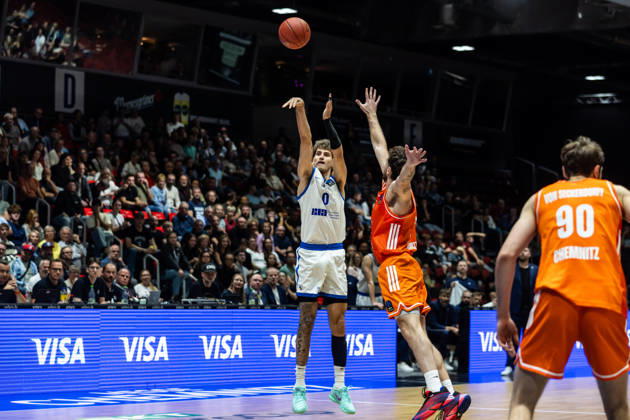 07.10.2026, GER, BKT Eurocup, Basketball, Chemnitz, Niners Chemnitz - Neptunas Klaipeda Henri Drell (Neptunas Klaipeda, 0), Ben Burnham (Niners Chemnitz, 25) Chemnitz Messe Chemnitz Sachsen Deutschland