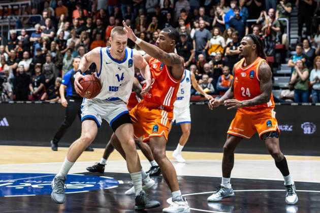 07.10.2026, GER, BKT Eurocup, Basketball, Chemnitz, Niners Chemnitz - Neptunas Klaipeda Martynas Echodas (Neptunas Klaipeda, 14), Nighael Ceaser (Niners Chemnitz, 22) Chemnitz Messe Chemnitz Sachsen Deutschland