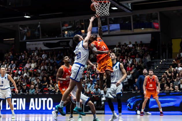 07.10.2026, GER, BKT Eurocup, Basketball, Chemnitz, Niners Chemnitz - Neptunas Klaipeda Einaras Tubutis (Neptunas Klaipeda, 37), Cobe Williams (Niners Chemnitz, 24) Chemnitz Messe Chemnitz Sachsen Deutschland