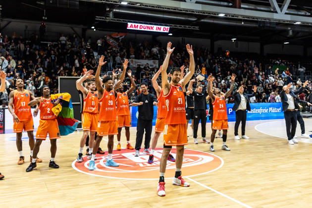 07.10.2026, GER, BKT Eurocup, Basketball, Chemnitz, Niners Chemnitz - Neptunas Klaipeda Mateo Šerić (Niners Chemnitz, 21) jubelt mit dem Team Chemnitz Messe Chemnitz Sachsen Deutschland