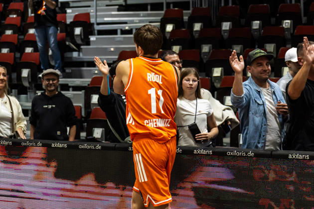 07.10.2026, GER, BKT Eurocup, Basketball, Chemnitz, Niners Chemnitz - Neptunas Klaipeda Elias Rödl (Niners Chemnitz, 11) bedankt sich bei den Fans Chemnitz Messe Chemnitz Sachsen Deutschland