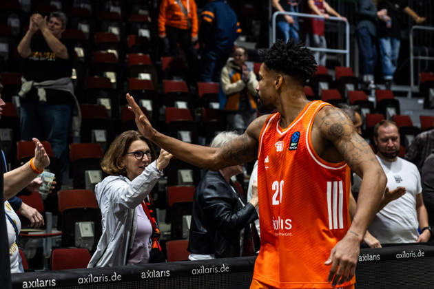 07.10.2026, GER, BKT Eurocup, Basketball, Chemnitz, Niners Chemnitz - Neptunas Klaipeda Urald King (Niners Chemnitz, 20) bedankt sich bei den Fans Chemnitz Messe Chemnitz Sachsen Deutschland