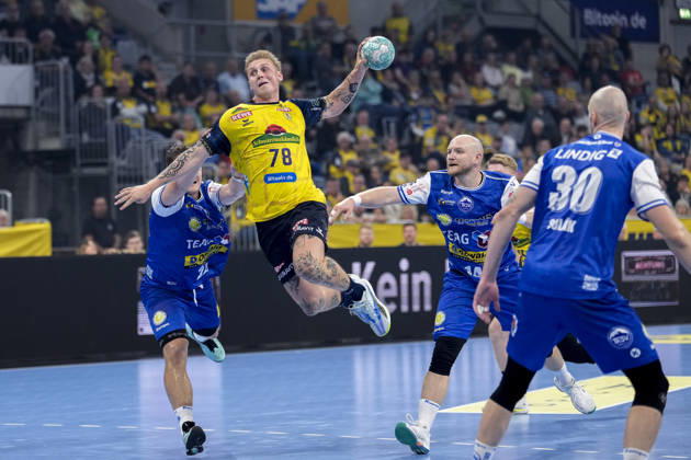 v.li.: Felix Aellen (ThSV, 22), Edwin Aspenbäck (RNL, 78), Peter Walz (ThSV, 14), Dominik Solak (ThSV, 30), beim Sprungwurf, Wurf, Torwurf, Action, Aktion, Spielszene, 08.10.2026, Mannheim (Deutschland), Handball, Bundesliga, Rhein-Neckar Löwen - ThSV Eisenach