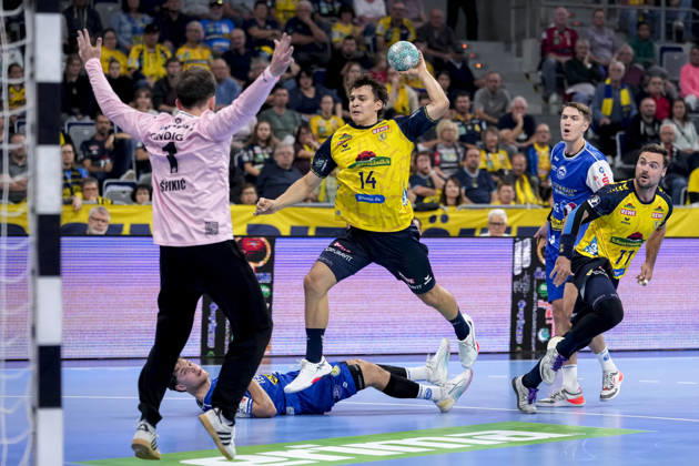 v.li.: Matija Spikic (Torwart, ThSV, 1), Gino Steenaerts (RNL, 14), beim Sprungwurf, Wurf, Torwurf, Action, Aktion, Spielszene, 08.10.2026, Mannheim (Deutschland), Handball, Bundesliga, Rhein-Neckar Löwen - ThSV Eisenach