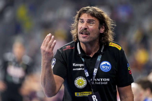 Sebastian Hinze (Trainer, Cheftrainer, ThSV), gibt Anweisungen, gestikuliert, mit den Armen gestikulieren, Einzelbild, Einzelfoto, Aktion, Action, 08.10.2026, Mannheim (Deutschland), Handball, Bundesliga, Rhein-Neckar Löwen - ThSV Eisenach