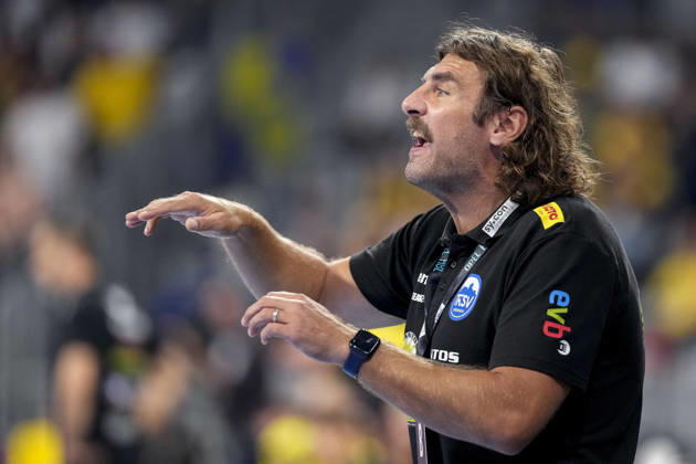 Sebastian Hinze (Trainer, Cheftrainer, ThSV), gibt Anweisungen, gestikuliert, mit den Armen gestikulieren, Einzelbild, Einzelfoto, Aktion, Action, 08.10.2026, Mannheim (Deutschland), Handball, Bundesliga, Rhein-Neckar Löwen - ThSV Eisenach