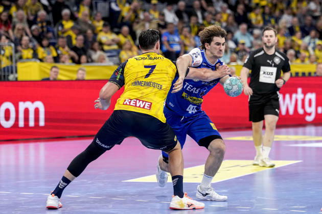 v.li.: Robert Timmermeister (RNL, 7), Stephan Seitz (ThSV, 44), Zweikampf, Spielszene, Duell, duel, tackle, tackling, Dynamik, Action, Aktion, 08.10.2026, Mannheim (Deutschland), Handball, Bundesliga, Rhein-Neckar Löwen - ThSV Eisenach