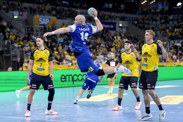 v.li.: Robert Timmermeister (RNL, 7), Peter Walz (ThSV, 14) am Ball, Aron Seesing (RNL, 21), Edwin Aspenbäck (RNL, 78), beim Sprungwurf, Wurf, Torwurf, Action, Aktion, Spielszene, 08.10.2026, Mannheim (Deutschland), Handball, Bundesliga, Rhein-Neckar Löwen - ThSV Eisenach