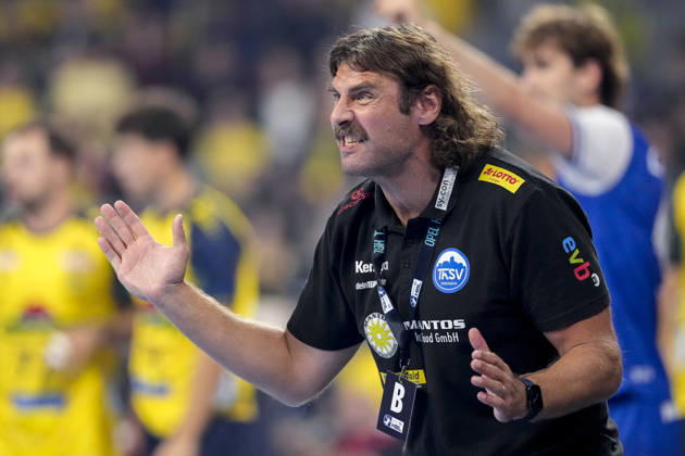 Sebastian Hinze (Trainer, Cheftrainer, ThSV), gibt Anweisungen, gestikuliert, mit den Armen gestikulieren, Einzelbild, Einzelfoto, Aktion, Action, 08.10.2026, Mannheim (Deutschland), Handball, Bundesliga, Rhein-Neckar Löwen - ThSV Eisenach