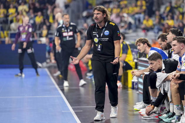 Sebastian Hinze (Trainer, Cheftrainer, ThSV), gibt Anweisungen, gestikuliert, mit den Armen gestikulieren, Freisteller, Ganzkörper, Einzelbild, Einzelfoto, Aktion, Action, am Spielfeldrand, an der Seitenauslinie, 08.10.2026, Mannheim (Deutschland), Handball, Bundesliga, Rhein-Neckar Löwen - ThSV Eisenach