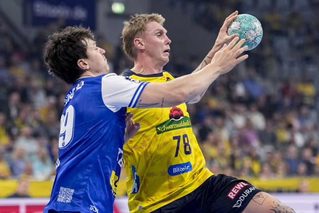 v.li.: Tillman Leu (ThSV, 99), Edwin Aspenbäck (RNL, 78), Zweikampf, Spielszene, Duell, duel, tackle, tackling, Dynamik, Action, Aktion, 08.10.2026, Mannheim (Deutschland), Handball, Bundesliga, Rhein-Neckar Löwen - ThSV Eisenach
