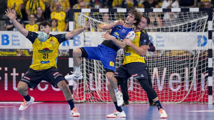 v.li.: Aron Seesing (RNL, 21), Stephan Seitz (ThSV, 44), Robert Timmermeister (RNL, 7), Zweikampf, Spielszene, Duell, duel, tackle, tackling, Dynamik, Action, Aktion, 08.10.2026, Mannheim (Deutschland), Handball, Bundesliga, Rhein-Neckar Löwen - ThSV Eisenach