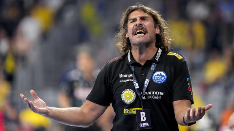 Sebastian Hinze (Trainer, Cheftrainer, ThSV), gibt Anweisungen, gestikuliert, mit den Armen gestikulieren, Einzelbild, Einzelfoto, Aktion, Action, 08.10.2026, Mannheim (Deutschland), Handball, Bundesliga, Rhein-Neckar Löwen - ThSV Eisenach