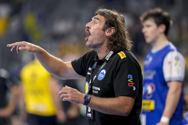Sebastian Hinze (Trainer, Cheftrainer, ThSV), gibt Anweisungen, gestikuliert, mit den Armen gestikulieren, Einzelbild, Einzelfoto, Aktion, Action, 08.10.2026, Mannheim (Deutschland), Handball, Bundesliga, Rhein-Neckar Löwen - ThSV Eisenach