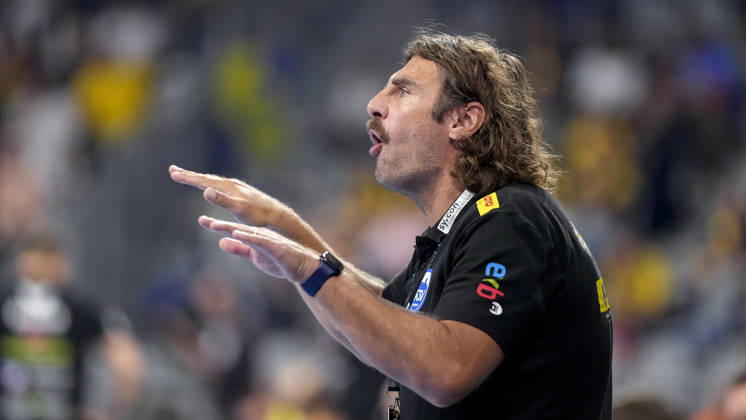 Sebastian Hinze (Trainer, Cheftrainer, ThSV), gibt Anweisungen, gestikuliert, mit den Armen gestikulieren, Einzelbild, Einzelfoto, Aktion, Action, 08.10.2026, Mannheim (Deutschland), Handball, Bundesliga, Rhein-Neckar Löwen - ThSV Eisenach